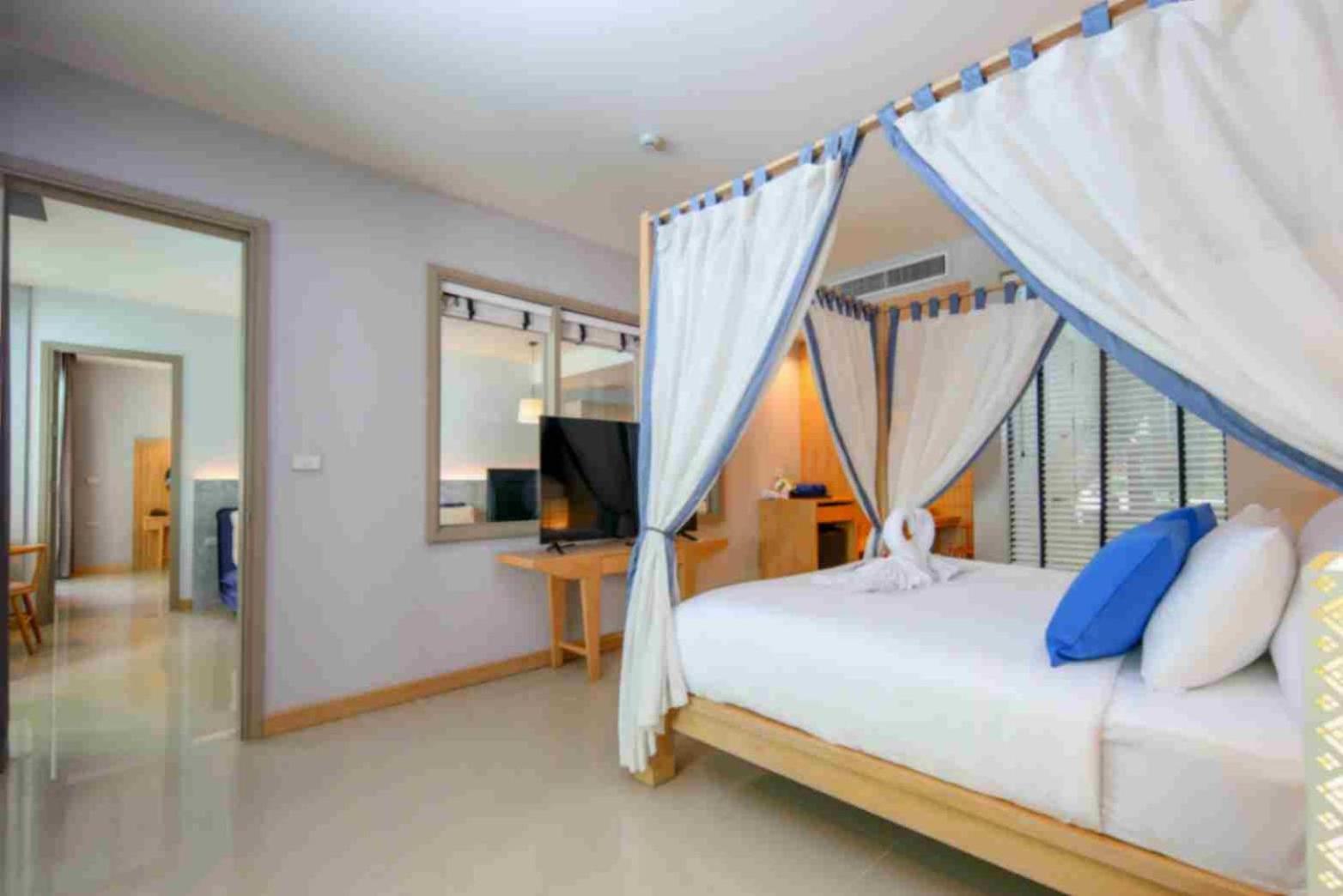 Craft Resort & Villas, Phuket Town Exterior photo A bedroom at the hotel