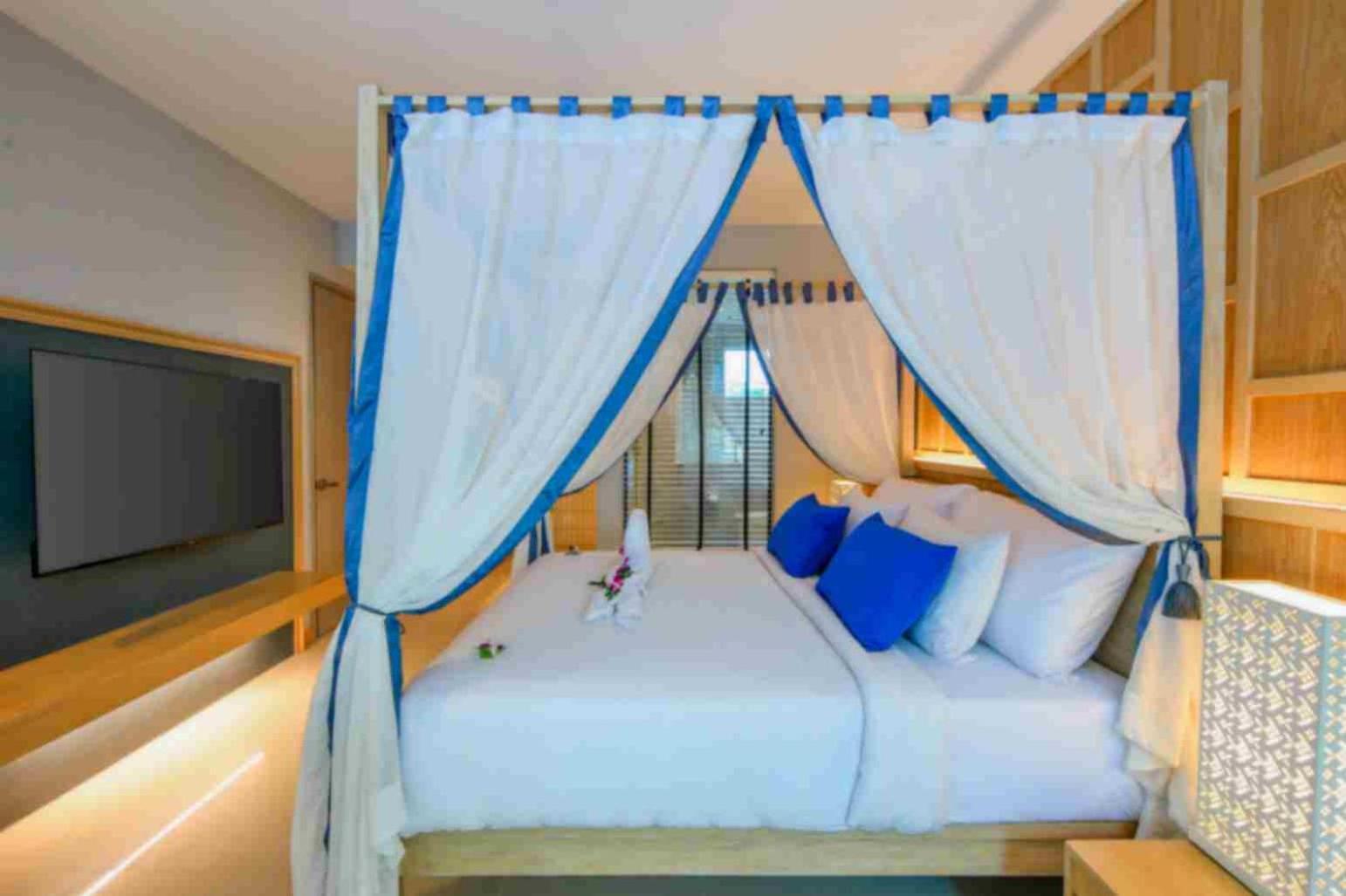 Craft Resort & Villas, Phuket Town Exterior photo A bed with a blue canopy