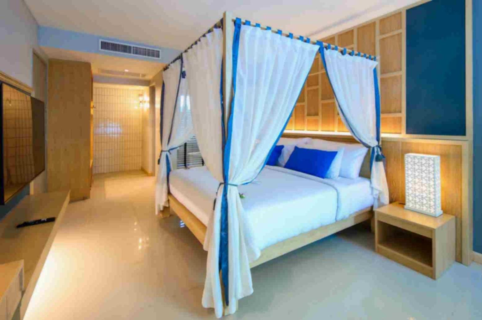 Craft Resort & Villas, Phuket Town Exterior photo A four-poster bed